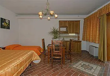 **  Отель Cecco Di Nara Массароза Италия